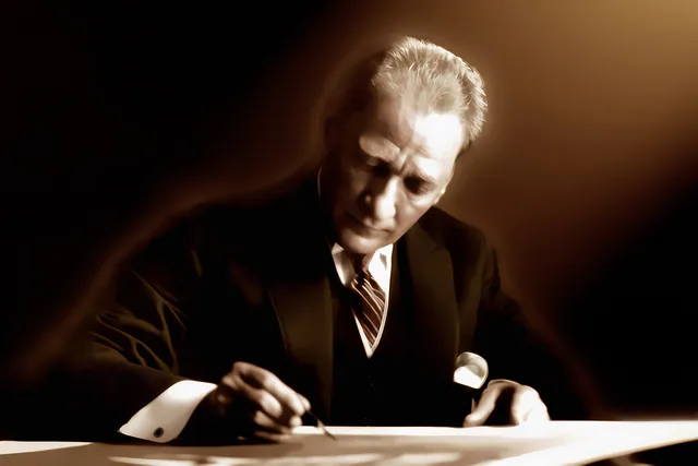 Atatürk Yazı Yazarken